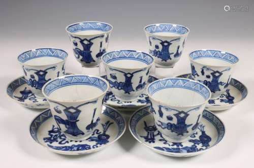 China, een set van zeven blauw-wit porseleinen kopjes en vij...