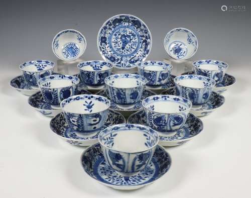 China, drie sets blauw-wit porseleinen koppen en schotels, K...