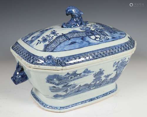 China, een blauw-wit porseleinen terrine en deksel, Qianlong...