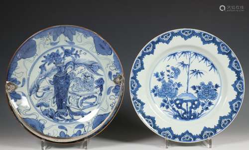 China, twee blauw-witte schotels, 17e-18e eeuw,