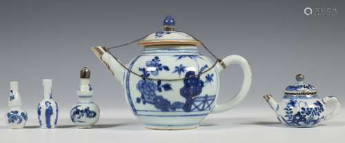 China, een blauw-wit porseleinen theepot, een miniatuur thee...