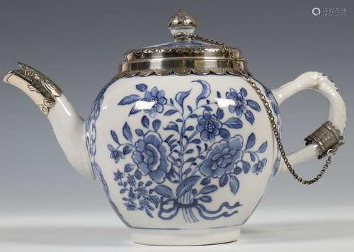 China, een zilvergemonteerde blauw-wit porseleinen theepot, ...