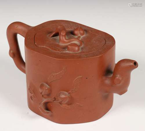 China, een Yixing aardewerken theepot en deksel, 20e eeuw,