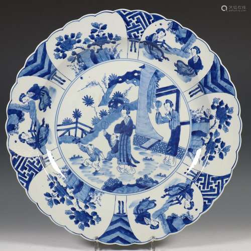 China, een blauw-wit porseleinen Kangxi-stijl schotel, 20e e...