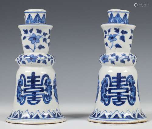 China, een paar blauw-wit porseleinen kandelaars, ca. 1900,