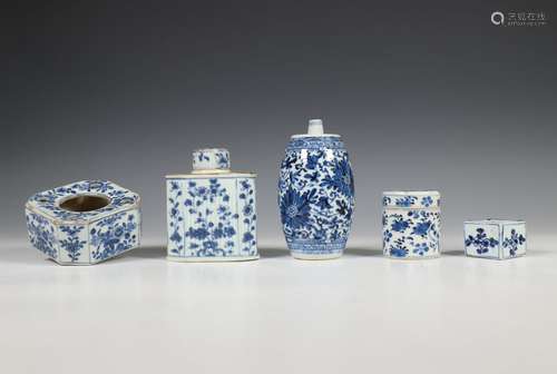 China, een collectie blauw-wit porselein, 18e eeuw,