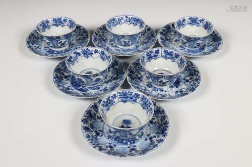 China, een set van zes blauw-wit porseleinen theekommen en s...