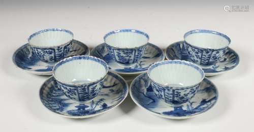 China, een set van vijf blauw-wit porseleinen theekommen en ...