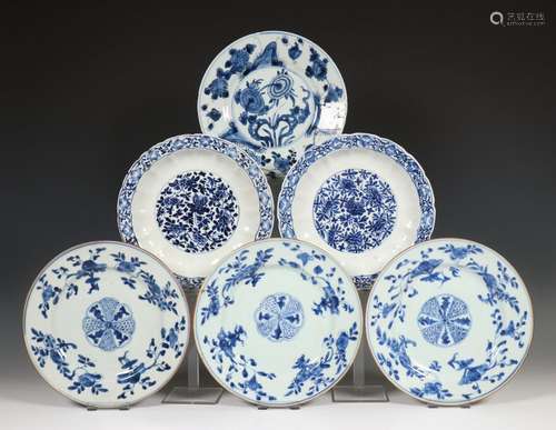 China, een collectie blauw-wit porseleinen borden, 18e eeuw,