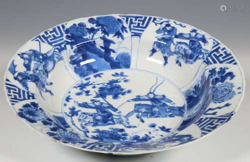 China, een diep blauw-wit porseleinen bord, Kangxi,