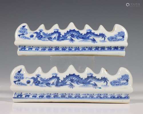 China, een paar blauw-wit porseleinen penselenhouders, 20e e...