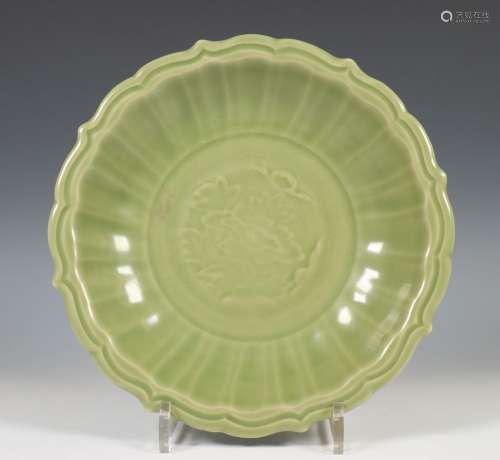 China, een celadon geschulpte schaal, Ming-dynastie,