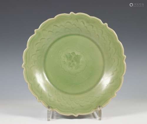 China, een celadon geschulpt bord, Ming-dynastie,