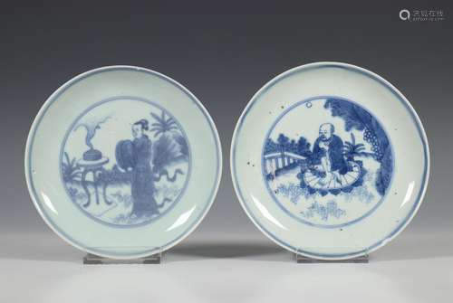 China, twee blauw-wit porseleinen schoteltjes, laat Ming-dyn...