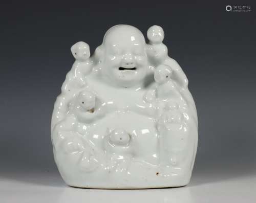 China, een witgeglazuurd porseleinen figuur van Budai, 19e/2...