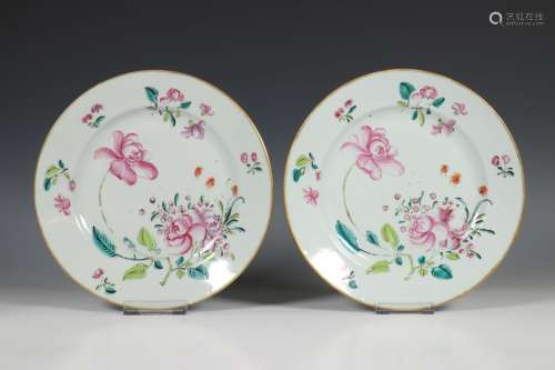 China, een paar famille rose porseleinen borden, ca. 1800,