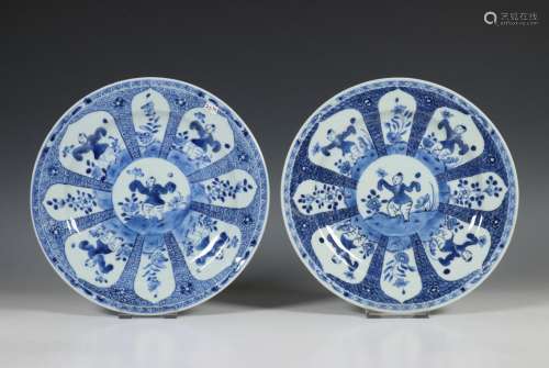 China, een paar blauw-wit porseleinen borden, laat Qing-dyna...