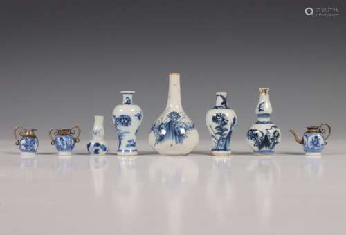 China, een collectie blauw-wit porseleinen miniatuur en popp...