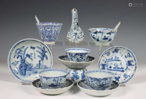 China, een collectie blauw-wit porselein, Kangxi en later,