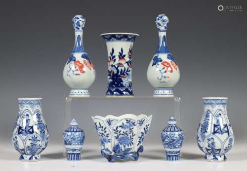 China, negen blauw-wit porseleinen vazen naar antiek voorbee...
