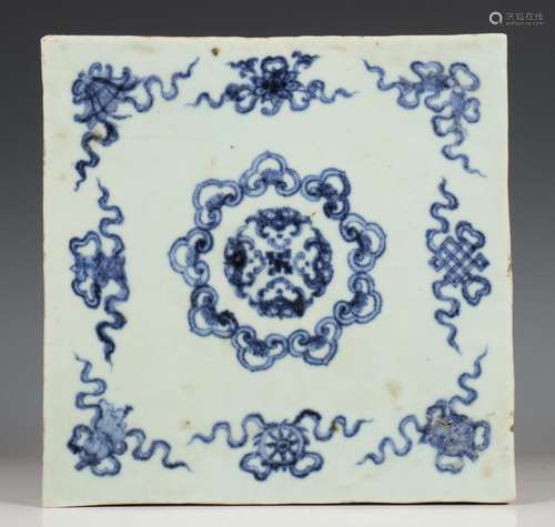 China, blauw-witte geglazuurde 'boeddhistische' tegel, waars...