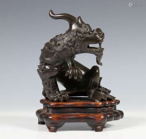 China, een bronzen beeld van een mythologisch dier, bixie, 1...