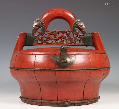 China, rood gelakte houten gekuipte bruidskist, 19e eeuw;