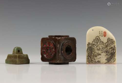 China, twee stenen zegels en een hanger, late Qing-dynastie,