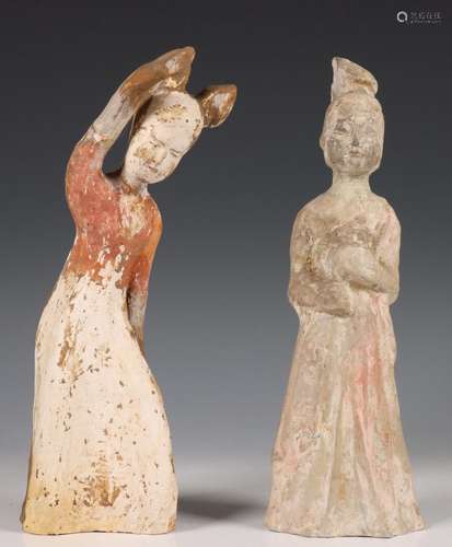 China, twee Han-stijl aardewerken figuren van dames,