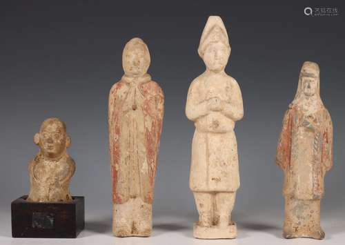 China, vier Han- en Tang-stijl aardewerken figuren,