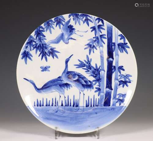 Japan, een blauw-wit porseleinen Arita schotel, Meiji period...