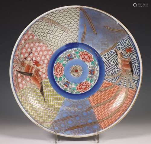 Japan, een Imari porseleinen 'feniks' schotel, Edo periode,