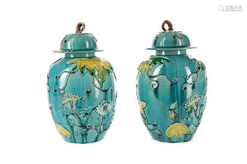 A PAIR OF LATE 19TH/EARLY 20TH CENTURY CHINESE LIDDED VASES