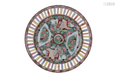 A 20TH CENTURY CHINESE FAMILLE ROSE PLATE