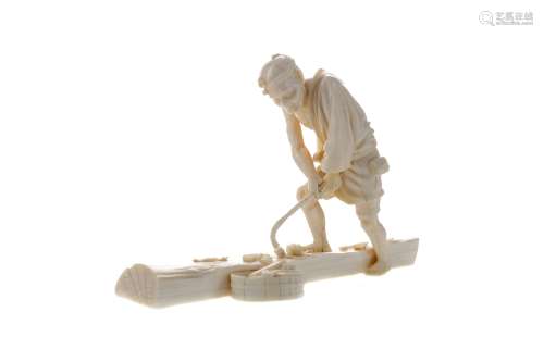 A JAPANESE IVORY CARVING OF A MAN