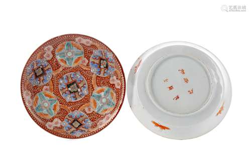 A PAIR OF EARLY 20TH CENTURY CHINESE SAUCER DISHES