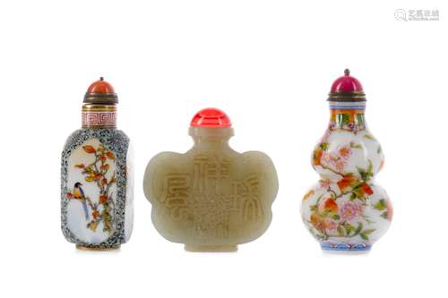 A LOT OF THREE CHINESE SNUFF BOTTLES