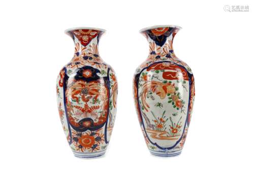 A PAIR OF EARLY 20TH CENTURY JAPANESE IMARI VASES