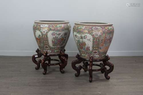 A PAIR OF 20TH CENTURY CHINESE FAMILLE ROSE FISH BOWLS WITH ...