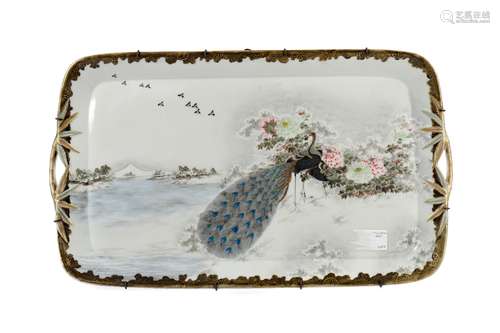 AN EARLY 20TH CENTURY JAPANESE PORCELAIN TRAY