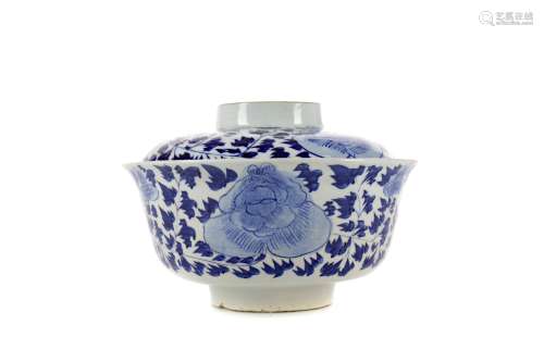 A LATE 19TH/EARLY 20TH CENTURY CHINESE BLUE AND WHITE BOWL O...