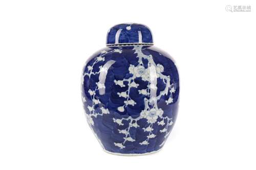 A LATE 19TH CENTURY CHINESE BLUE AND WHITE GINGER JAR WITH L...