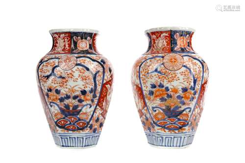 A PAIR OF EARLY 20TH CENTURY JAPANESE IMARI PATTERN VASES