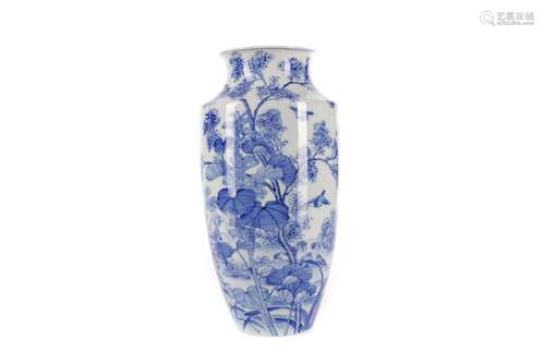 AN EARLY 20TH CENTURY JAPANESE ARITA BLUE AND WHITE VASE