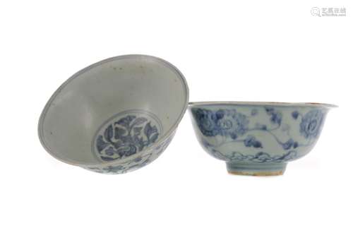 A LOT OF TWO CHINESE BLUE AND WHITE BOWLS