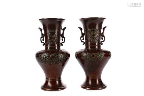 A PAIR OF EARLY 20TH CENTURY JAPANESE BRONZE VASES