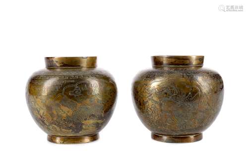 A PAIR OF EARLY 20TH CENTURY CHINESE BRONZE VASES