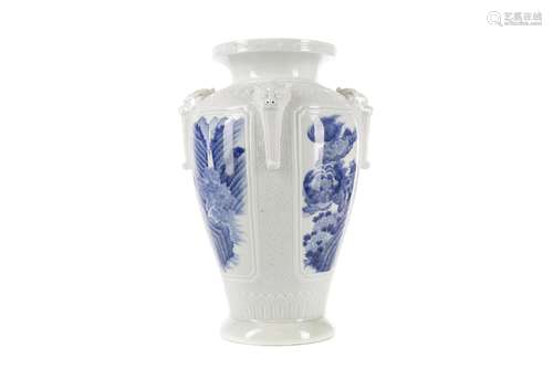 AN EARLY 20TH CENTURY CHINESE BLUE AND WHITE VASE