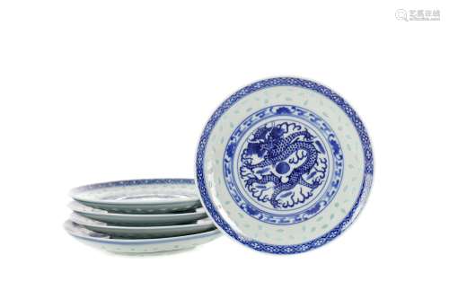 A SET OF FIVE EARLY 20TH CENTURY CHINESE BLUE AND WHITE PLAT...