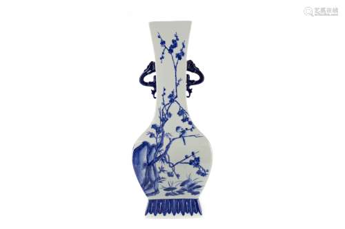 A 20TH CENTURY CHINESE BLUE AND WHITE VASE